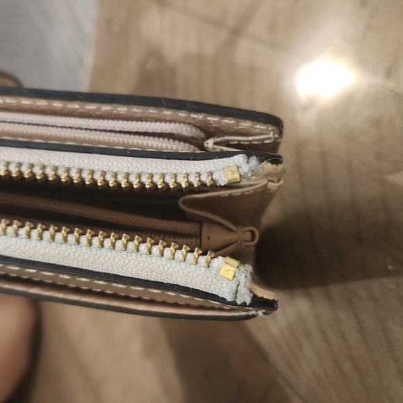 Kate Spade Wellesley Rose Gold Leather Wristlet. - Picture 7 of 14